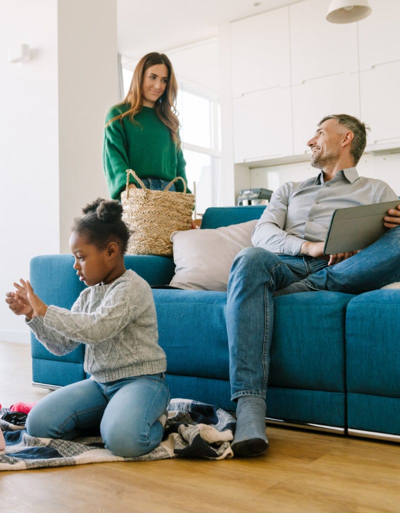 Une famille heureuse à la maison